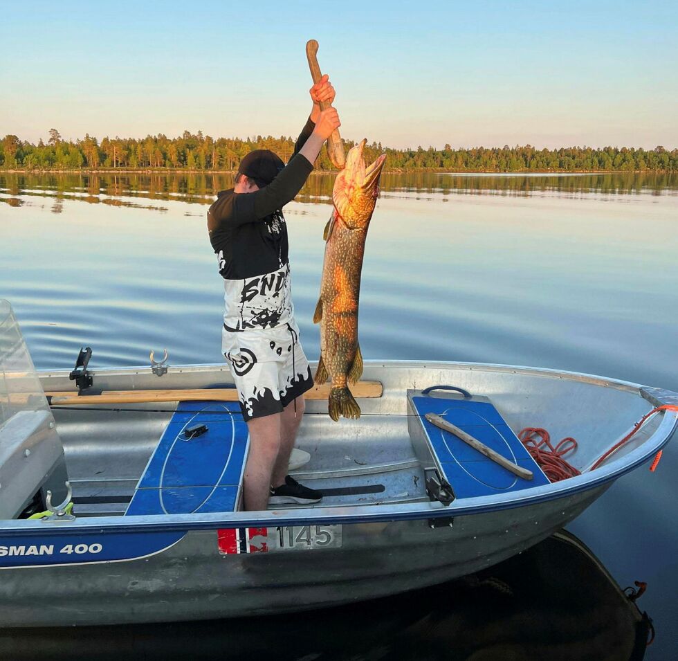 Denne gjedda til Adrian Elke Randa på vel ti kilo tatt på stang, blir bare småtteri mot beistet på 22 kilo som to garnfiskere fikk i Øvre Pasvik nylig.
 Foto: Hanne Tove Eike