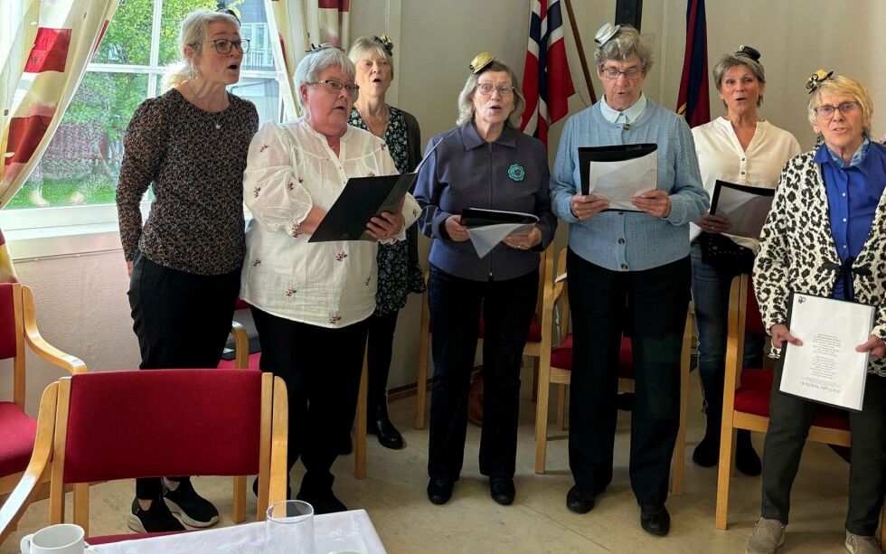 Her ser vi andre halvpart av koret, som består av hjemmeboende med demenssykdom.
 Foto: Privat