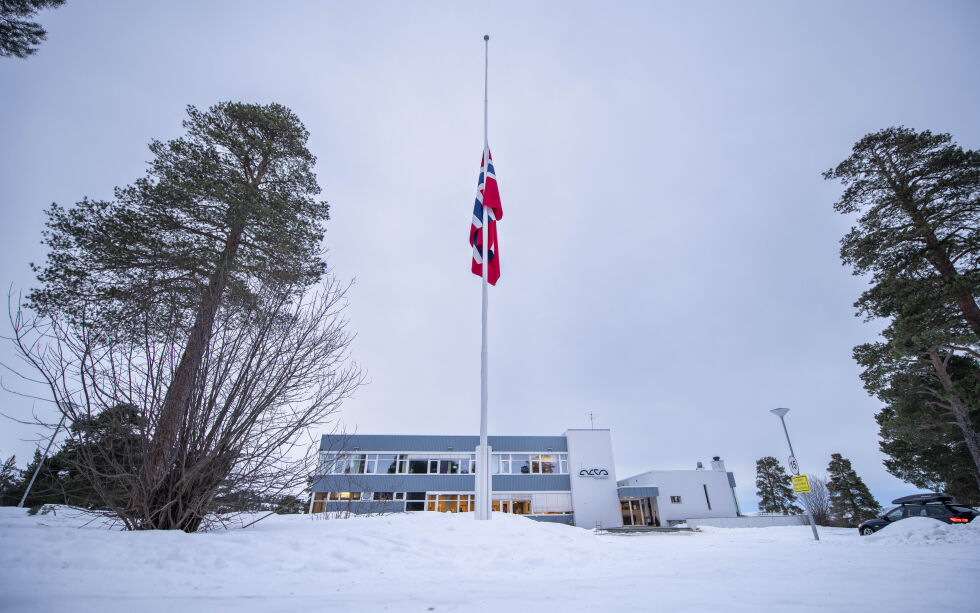 Det ble flagget på halv stang utenfor Alta folkehøgskole i dag.
 Foto: Cecilie Bergan Stuedal