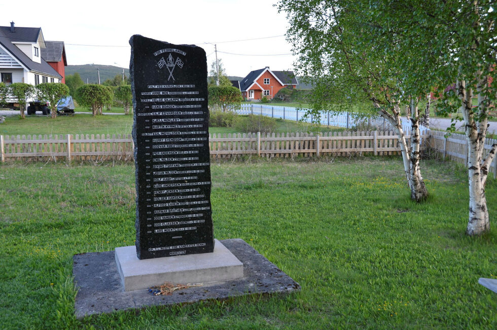 Minnebauta ved den gamle kirken i Karasjok.
 Foto: Roger Albrigtsen