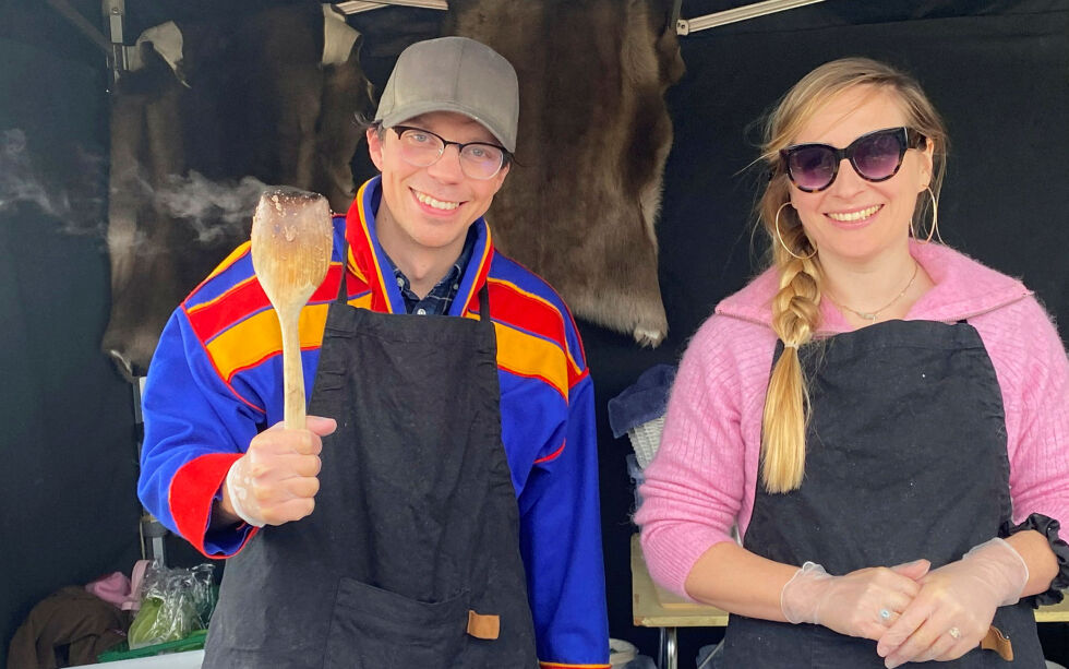 Forskjellige retter av reinkjøtt er noen av de matrettene av lokale råvarer som hører med i et samisk marked. Her serverer reineier Jan Ivvár Smuk sine produkter.
 Foto: Thor Thrane