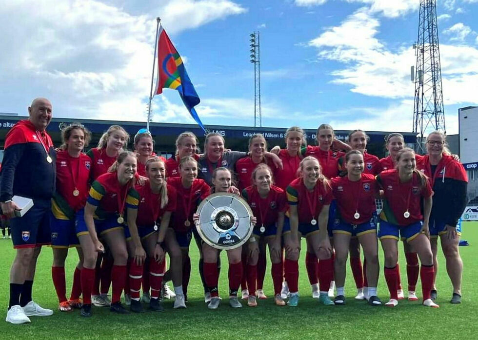 FA Sápmi-damene kunne heve trofeet etter finaleseieren på Aspmyra mot  laget fra Sri Lanka.
 Foto: FA Sápmi