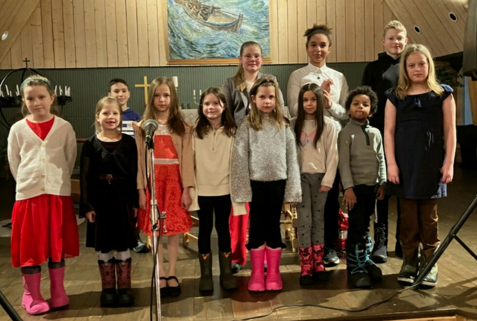 Elever fra Porsanger kulturskole. Fra venstre: Mariell, Sanna, Sergej, Minna, Ylva, Irene, Amalie, Salina, Michaela, Mattias, Arne og Amra.
 Foto: Jens Luhr