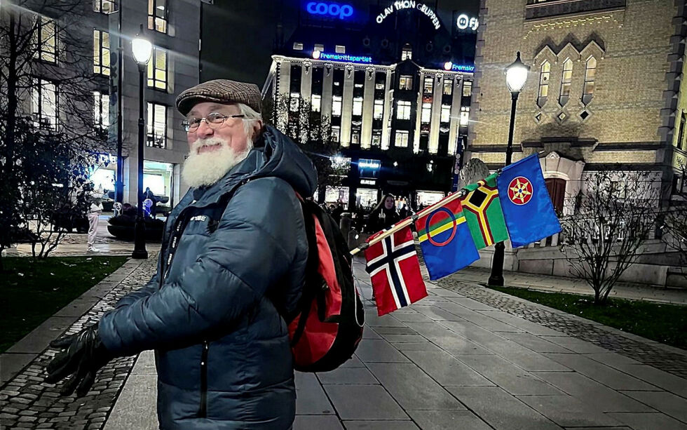 Flagg er symbol på fellesskap, tilhørighet og identitet. Samer, kvæner og skogfinner har vedtatt egne flagg og er konkret uttrykk for selvidentifikasjon som eget folk. Skogfinne Ivar Kvistaas.
 Foto: Tone Bull-Kjølaas