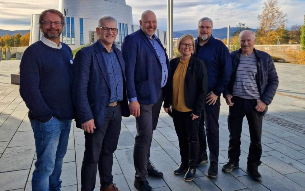 Enighet om ny politisk styring av Finnmark fylkeskommune. Fra venstre: Jørund Greibrokk, (V), Odd Erling Mikalsen (FrP), Hans-Jacob Bønå (H), Heidi Holmgren (Sp), Magne Ek (NKF) og Roar Wirkola Hanssen (INP). Også KrF er med på avtalen, men ikke på bildet.
 Foto: Privat