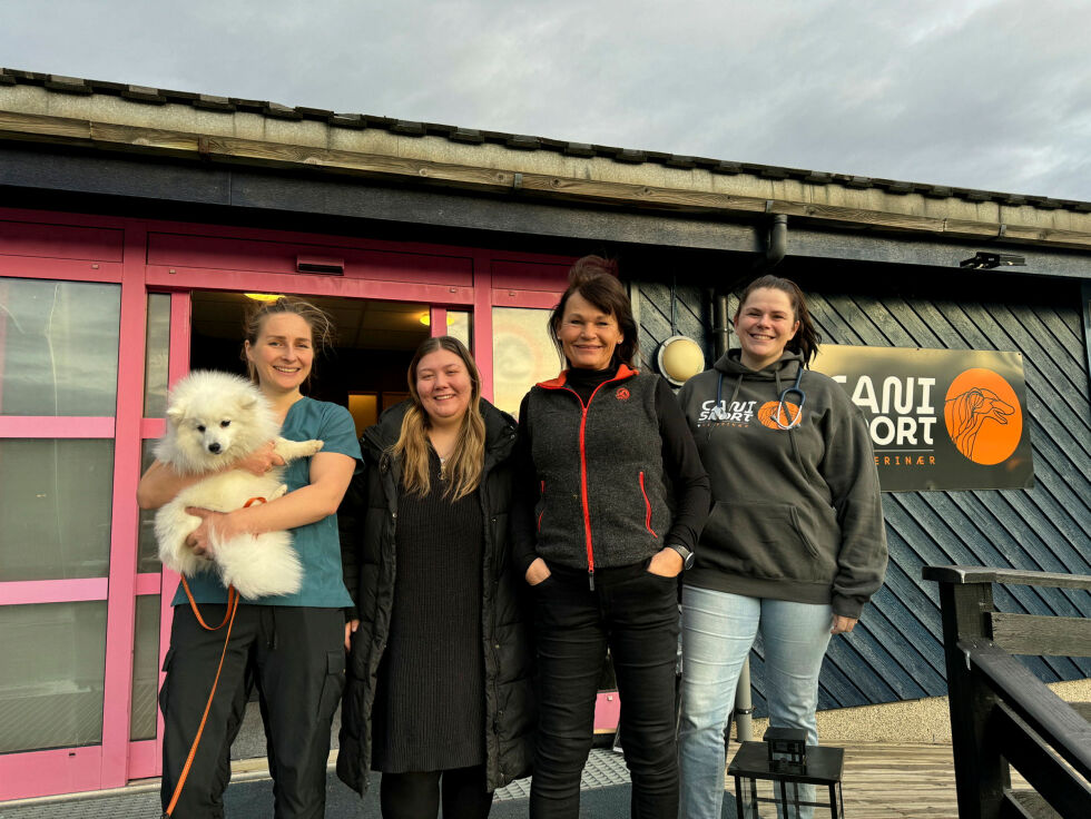 Louise Bolliet, Frida Margrethe Johnsen, Hilde Røsseth og Maja Kruuse foran lokalene i Fyllingsveien i Kirkenes.
 Foto: Birgitte Wisur Olsen