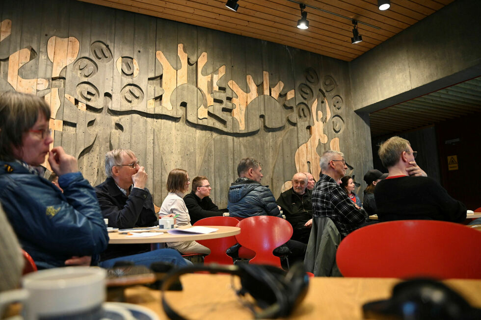 Det mye omtale kunstverket av Iver Jåks dannet bakveggen under folkemøtet om nytt museumsbygg i Karasjok.
 Foto: Irmelin Klemetzen