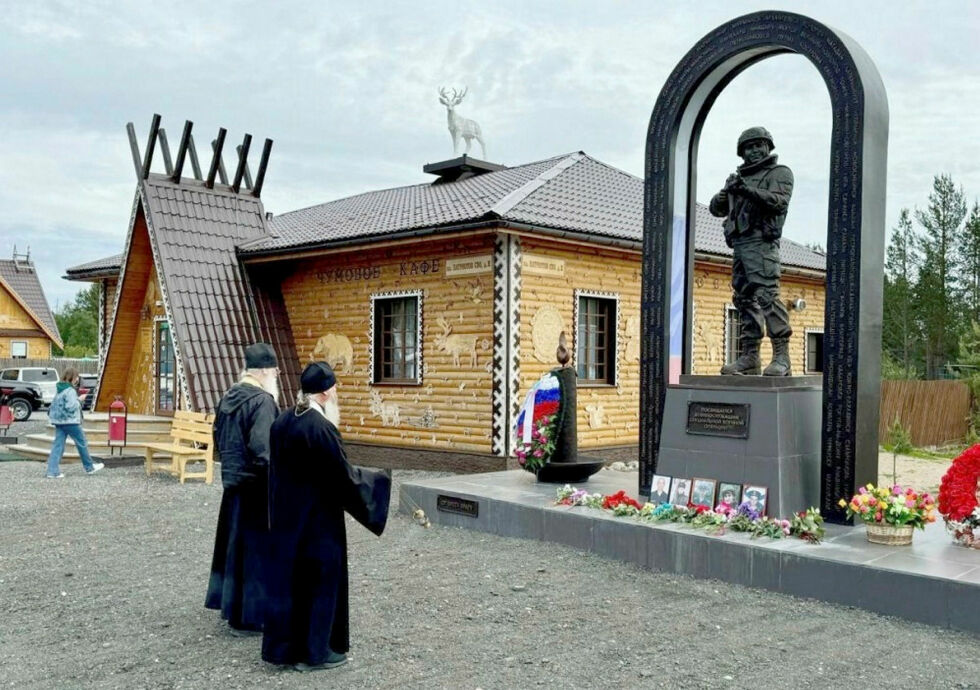 Russiske krigsstatuer utenfor «samisk turistkompleks Säm syyt» i Lovozero. Disse statuene er ifølge The Barents Observer å finne rundt i mange landsbyer i Russland disse dager.
 Foto: Hentet fra VK, Lovozero.