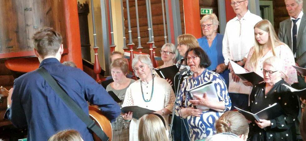 Gerd Ryeng (i midten) synger første verset av «Inarijärvi/Anárjávre» på skoltesamisk, og Hilja Mäläskä, ved siden av Gerd, venter på å synge andre verset på finsk.
 Foto: Hill Haga