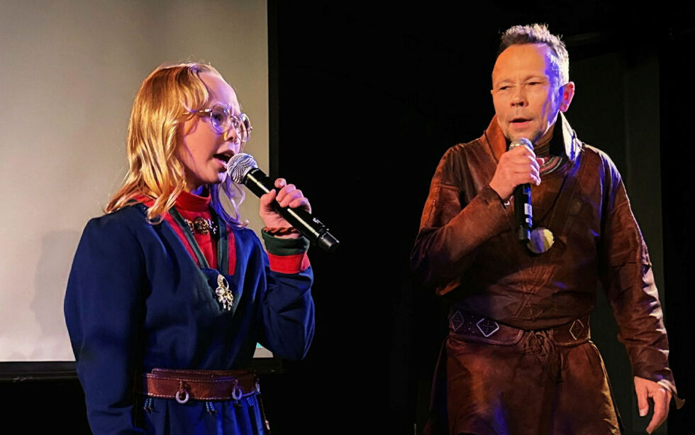 Lørdagskveld ble Riksscenen fylt med magisk joik da far-datter-duoen Ola og Ida Stinnerbom inntok scenen.
 Foto: Karen Anne Buljo