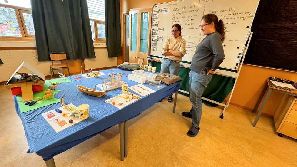 Spissa og fjorden er i sentrum i spillet der et er om å gjøre å skaffe nok ressurser for å overleve vinteren. Marte Eliassen og Birgitte Henriksen har utviklet spillet der elevene må bruke praktisk regning.
 Foto: Irmelin Klemetzen