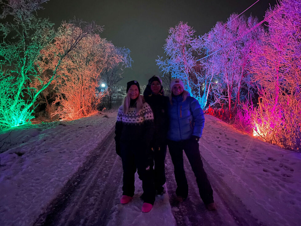 Siv Anita Biti-Helander, Inger Anita Jenssen og Eirin Utsi i en flammende og fargerik allé av trær. I år har «Lys i mørketid» også gått nye veier.
 Foto: Birgitte Wisur Olsen