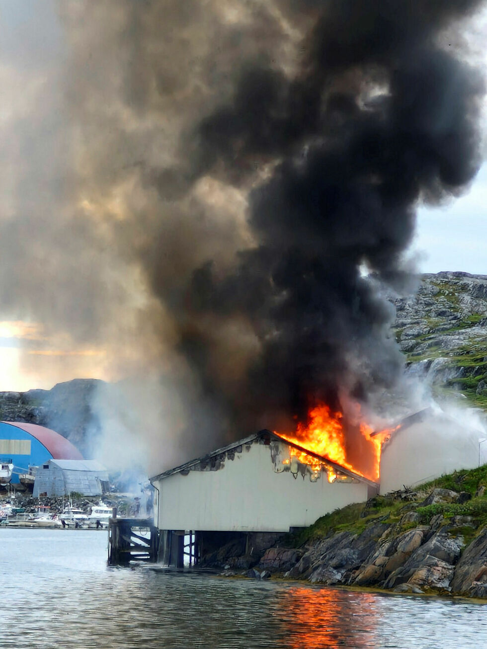 Flammen sto godt over taket, og det utvikla seg feit og svart røyk, som gjorde at de nærmeste husa måtte stenge vinduer.
 Foto: Randi Irene Losoa