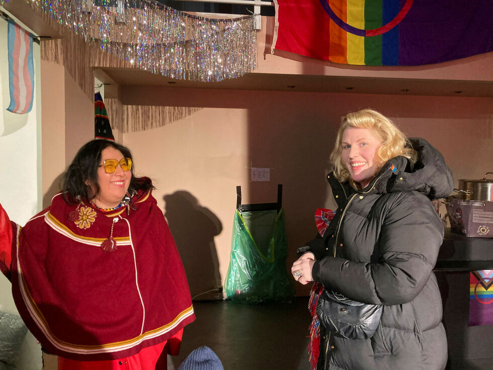 Maria Puenchir fra organisasjonen Steatornis, og Tatjana Kolpus koser seg på årets Sápmi Pride.
 Foto: Tuva Johansen