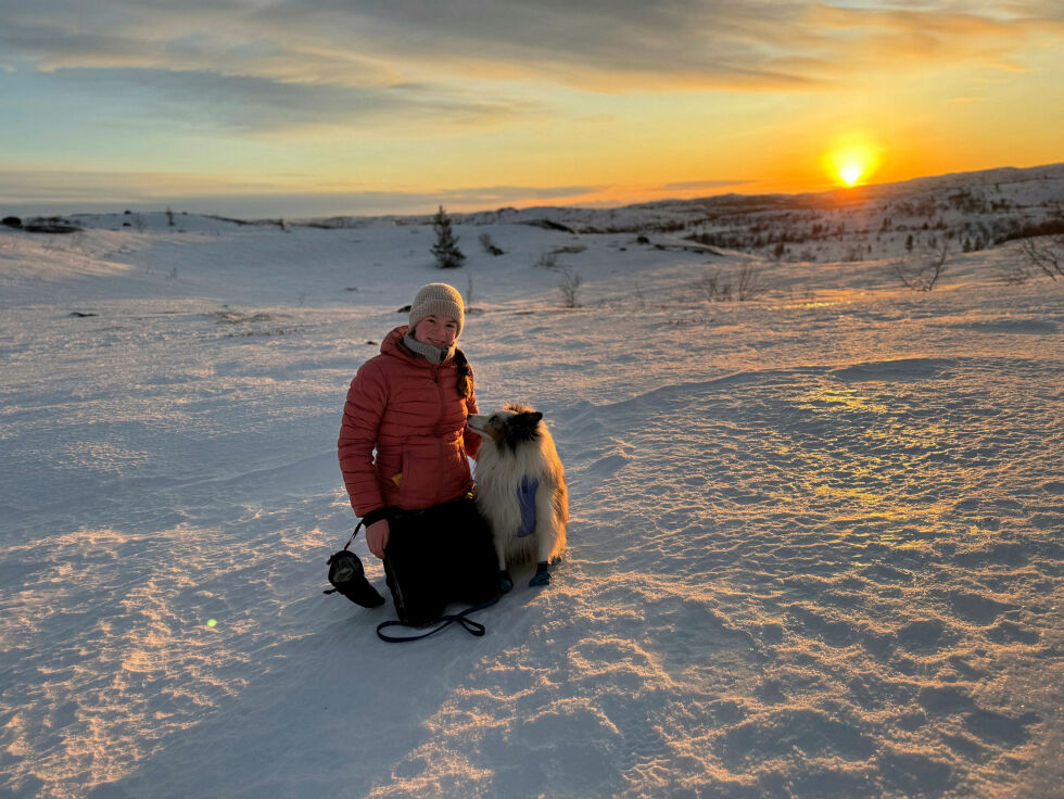 Sofie Elise Punsvik og Rockee koste seg på soltur.
 Foto: Birgitte Wisur Olsen