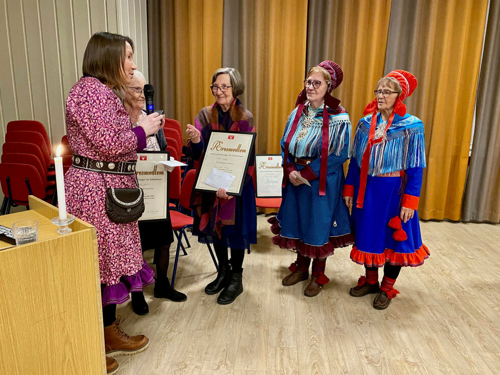 Flere av ildsjelene i Karasjok helselag ble hedret med æresmedlemskap under helselagets 110 års jubileumsmiddag.
 Foto: Yvette M Stornes