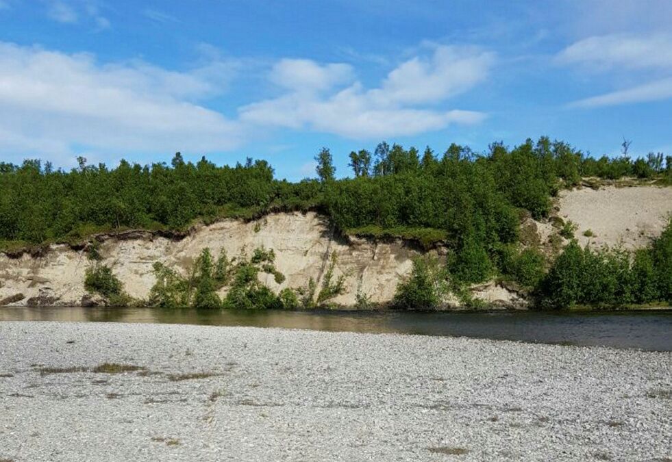 Denne skråningen kommer stadig nærmere boligfeltet på Smørstadbrinken i Lakselv. (Arkivfoto)