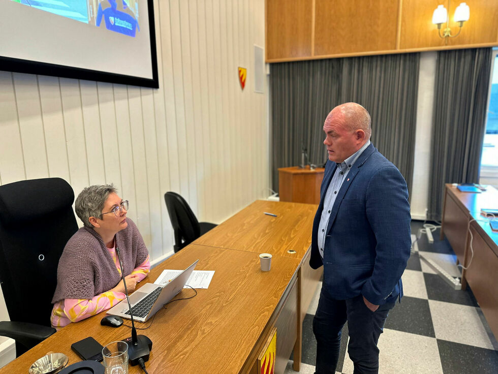 Lokal Ap-leder og kommunestyrerepresentant Bjørn Tharaldsen støtta helhjerta opp om å la anken gå videre. Her i samtale med ordfører Lena Norum Bergeng fra samme parti før møtet.
 Foto: Hallgeir Henriksen