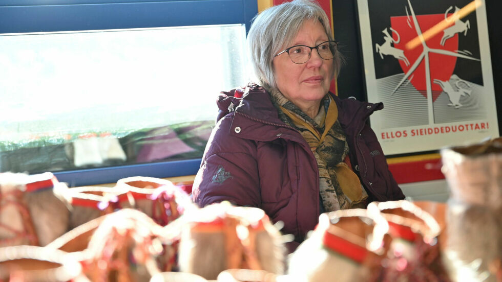 Elle Marit N. Eira holder kurs om Duodji i dag onsdag.
 Foto: Irmelin Klemetzen