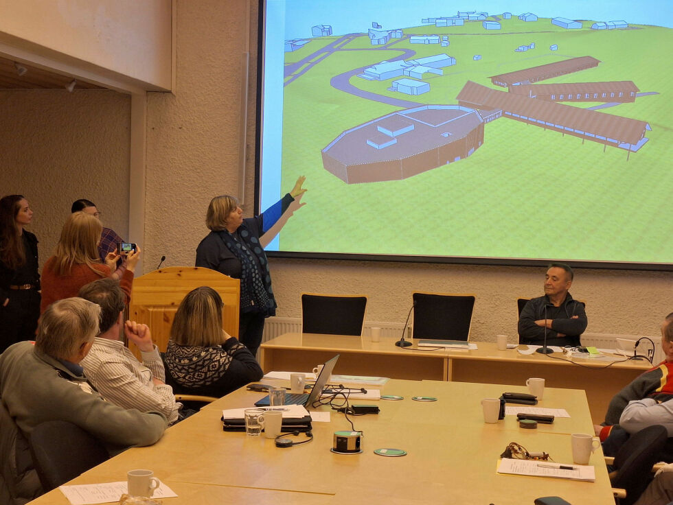 Rådgiver Hege Persen i Joddu forteller om skissen for nytt lokale for besøkssenteret. Planen er samlokalisering med Tana museum.
 Foto: Torbjørn Monsen