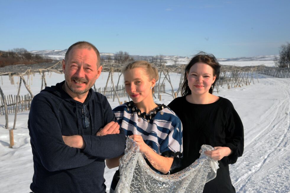 Johan Sara jr., Katarina Skår Lisa og Ramona Salo Myrseth i landskapet som er bakteppet for Katarinas masteroppgave.
 Foto: Birgitte Wisur Olsen