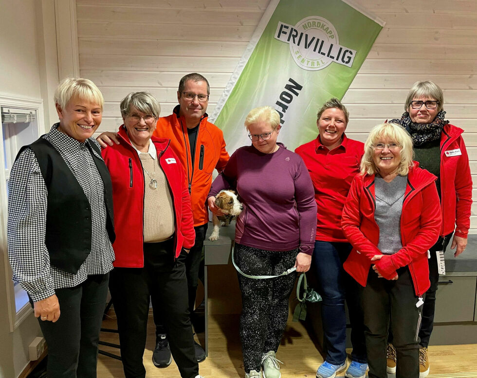 Her er noen av de nye besøksvennene i Nordkapp. Fra venstre Liss-Berit Johansen, Gulle Floer, Thorgeir Walsøe, Iris Jensen, Tonje-Mari Dragset, Unni Pedersen og Elisabeth Bjønness-Hansen.
 Foto: Niels Westphal