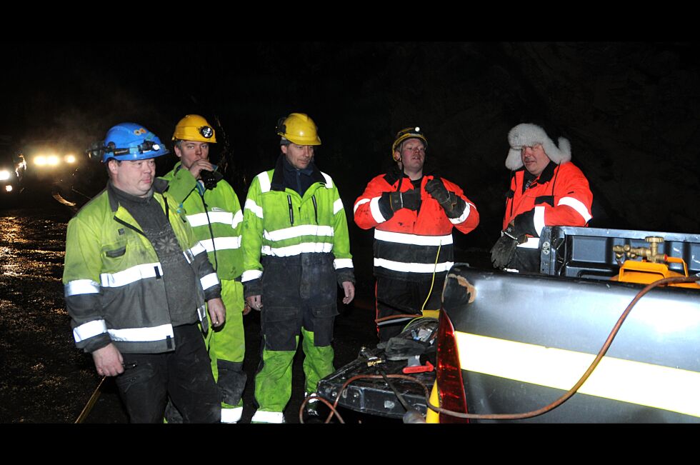 Odd Arild Hansen (til venstre), Cato Johansen, Stig Westgård, Henning Mortensen og Jan Erik Nilsen har pumpa opptil 500 kubikk vann i timen, men nå blir de bare å holde dagens nivå på vannet i gruva.
 Foto: Hallgeir Henriksen