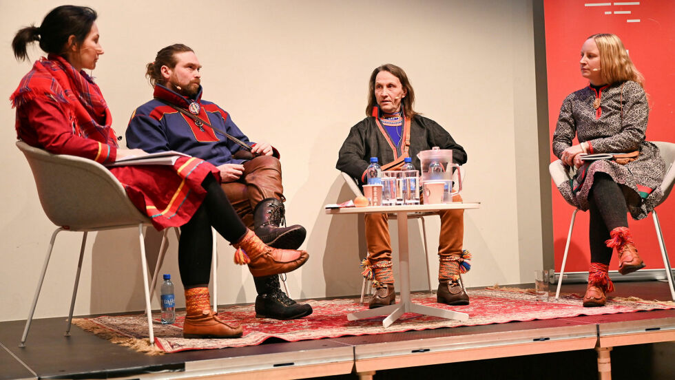 Samtale om grønn kolonialisme. Fra venstre samtaleleder Kristin Solberg, Niillas Beaska, Ole Henrik Kappfjell og Eva Maria Fjellheim.
 Foto: Irmelin Klemetzen