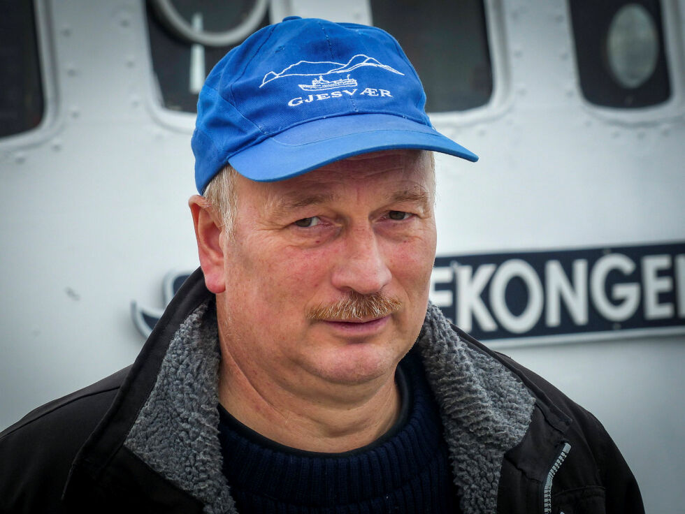 Ola Thomassen, som driver fuglesafari til Gjesværstappan, sier at det nå er det han karakteriserer som kolossalt mye ørn ved fuglefjellet.
 Foto: Geir Johansen