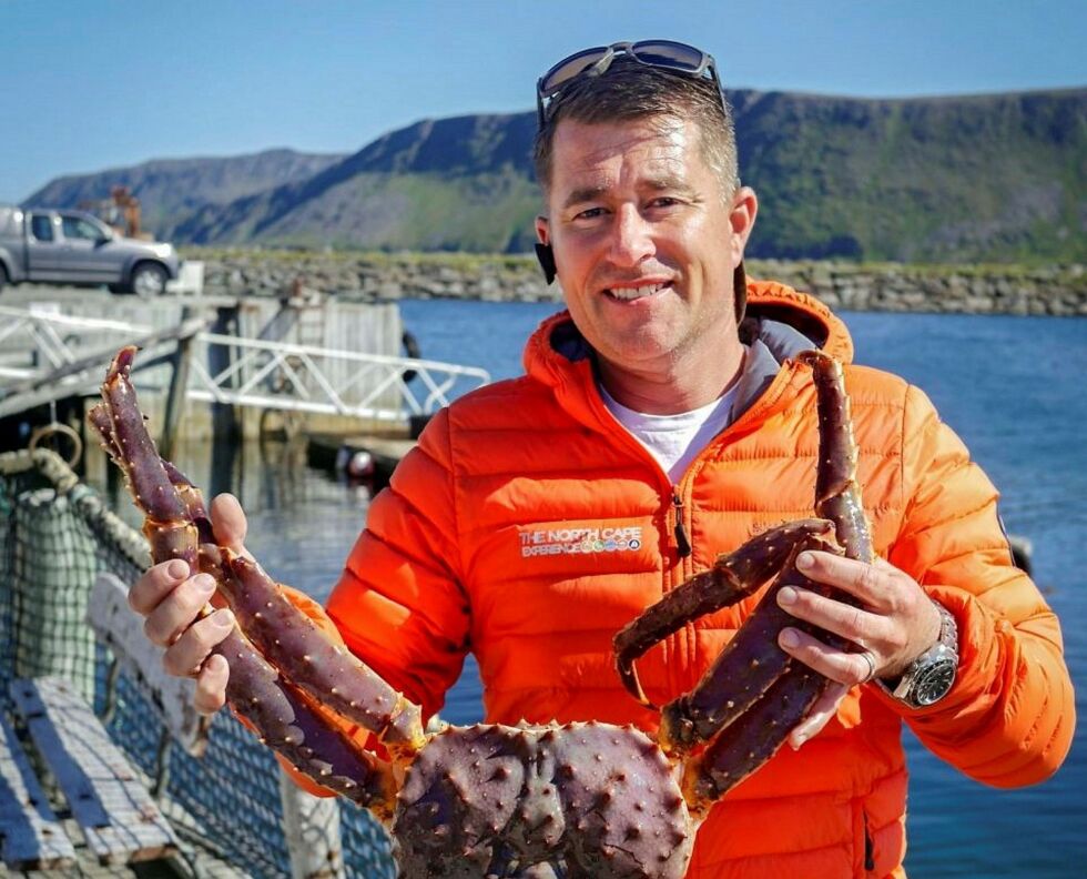 Jonathan Dillon har fått mange bookinger av fisketurister både for dette året og neste år. Det fører til at han vil foreta utbygging av bedriften i Skarsvåg og ansette flere. Bedriften har et eget kar der turister kan observere levende kongekrabbe. Krabben er også populær rett i restauranten. Arkivfoto: Geir Johansen