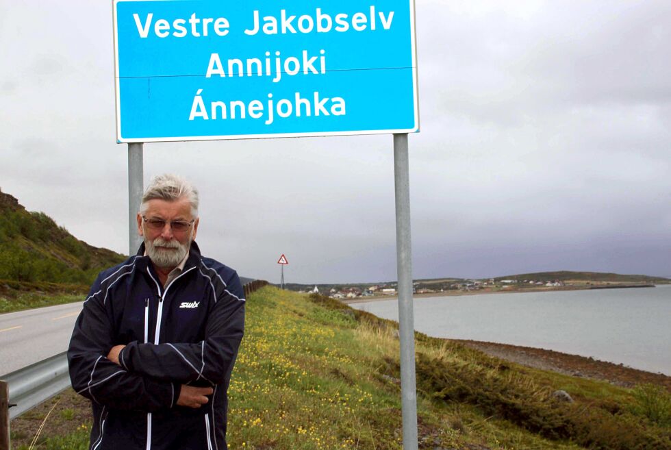 Alle småbygder og gater i Vadsø kommune, fra Klubben og østover, skal få offisielle navn. – Vi har lagt stor vekt på å beholde navn som allerede brukes blant lokalbefolkningen, forteller Jens Pedersen i navneutvalget. Vi presiserer at skilting, som her Vestre Jakobselv på tre språk, ikke har noe med adresseprosjektet å gjøre.
 Foto: Torbjørn Ittelin