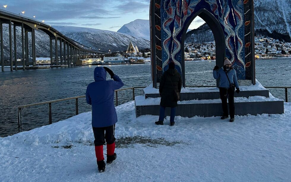 Det er bare å vente til det blir din tur å bli tatt bilde av i denne populære porten.
 Foto: Elin M. Wersland