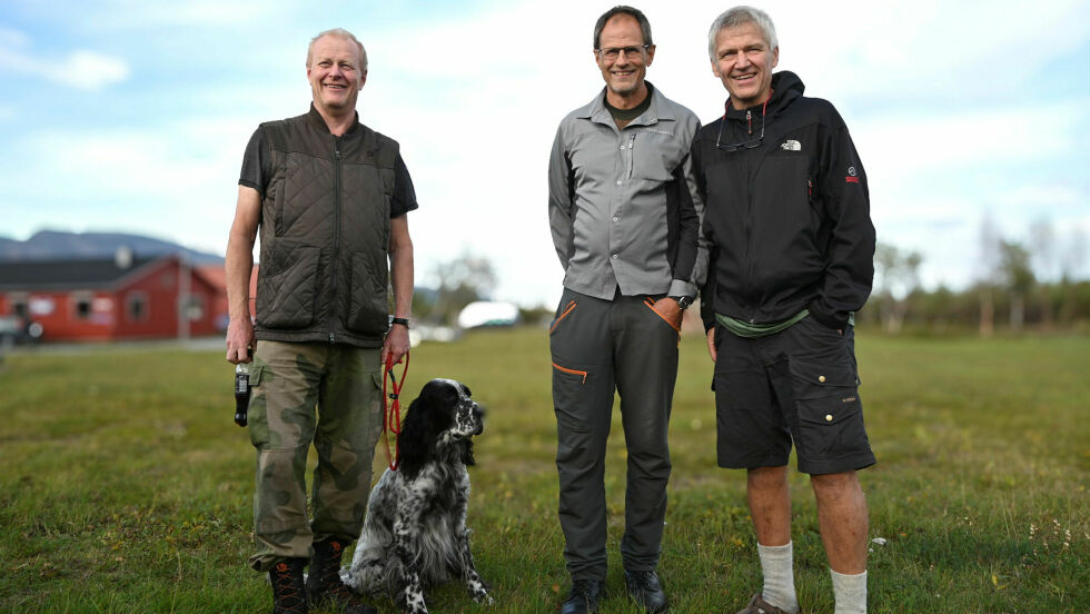 Klar for rypejakta: Magnar Bergjord med hunden Troy, Kjetil Stenvik og Pål Skagseth.
 Foto: Irmelin Klemetzen