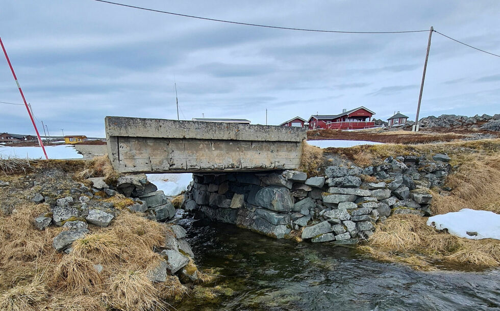 Det blir en full oppgradering av brua over Sandfjordelva på veien ut mot Hamningberg.
 Foto: Johnny Johnsen/ FFK