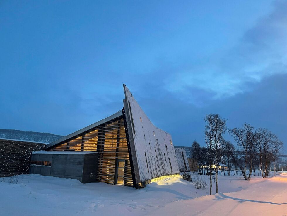 Indre Finnmark tingrett-arkitekten skal være i gang med å lage skisser for det nye hotellet. Hotelltomta ligger like ved tinghuset.
 Foto: Birgitte Wisur Olsen