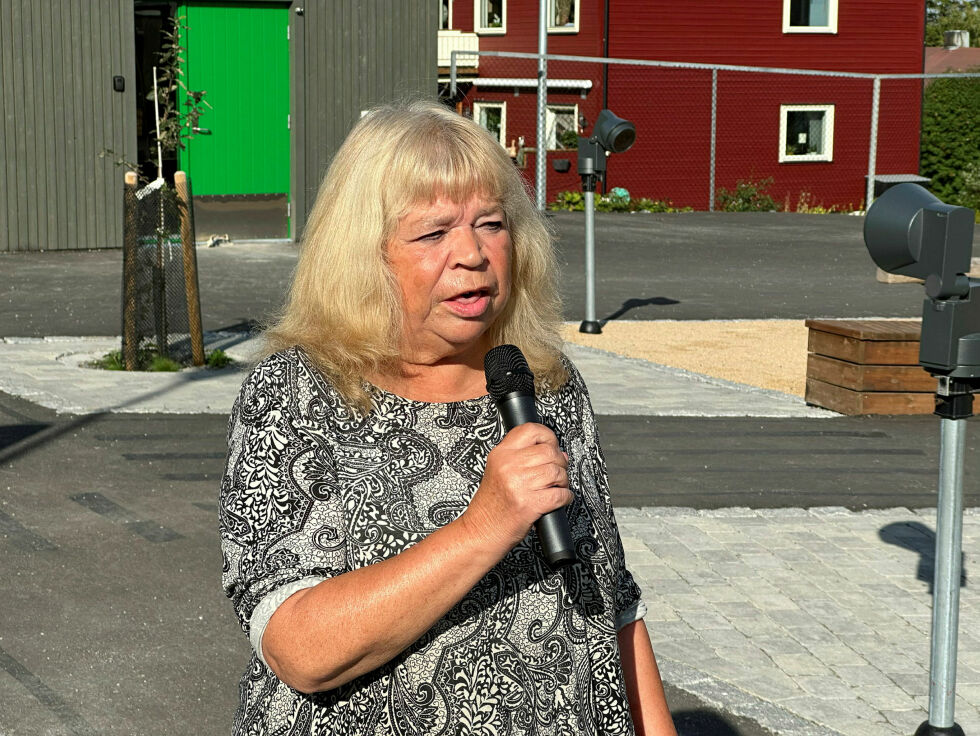 Eva J. Johnsen har vært med på alt i Kirkenes barnehage siden 1973, og var svært glad for å få lov å si noen velvalgte ord under åpninga.
 Foto: Hallgeir Henriksen