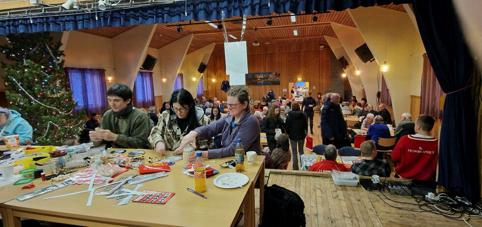 Bastian Riedmann, Valeska Linn og Marion Prabucki forbereder barneaktivitetene.
 Foto: Hill Haga