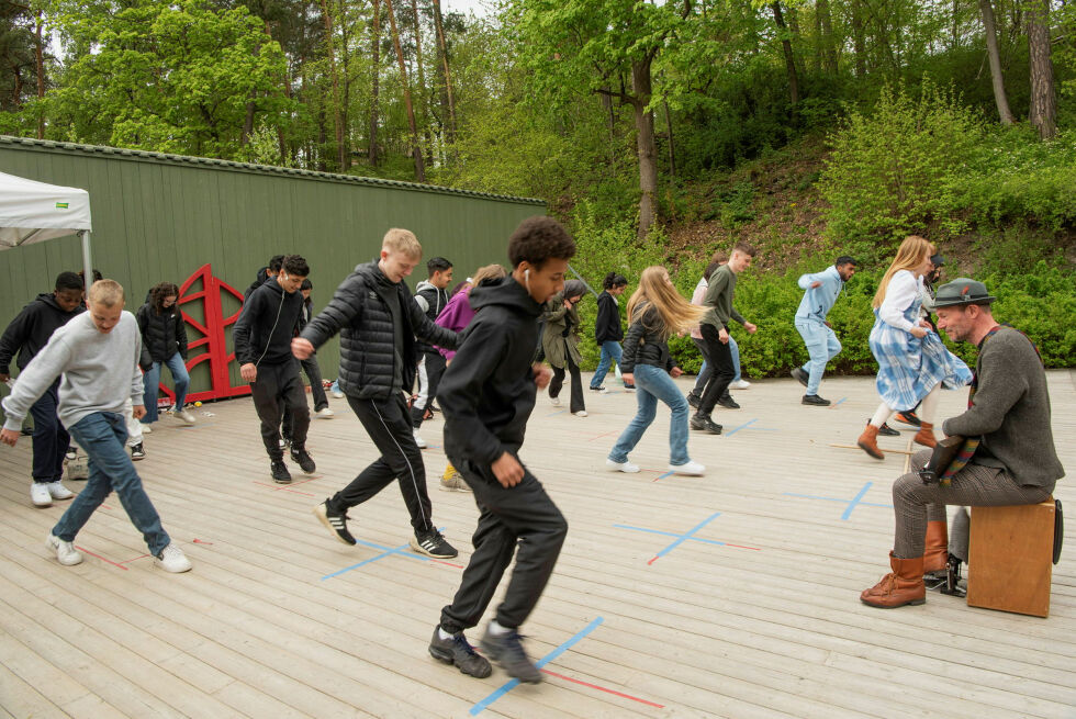 Astrid og Trygve lærer bort dansen tikkuristi til ungdom på Norsk Folkemuseum. 
– Jeg er glad for at Norsk Folkemuseum ser det kvænske og samiske som en selvfølgelig del av det museet skal formidle om norsk historie, og at det er viktig å føre vår kulturarv videre til ungdom, sier Astrid.
 Foto: Privat