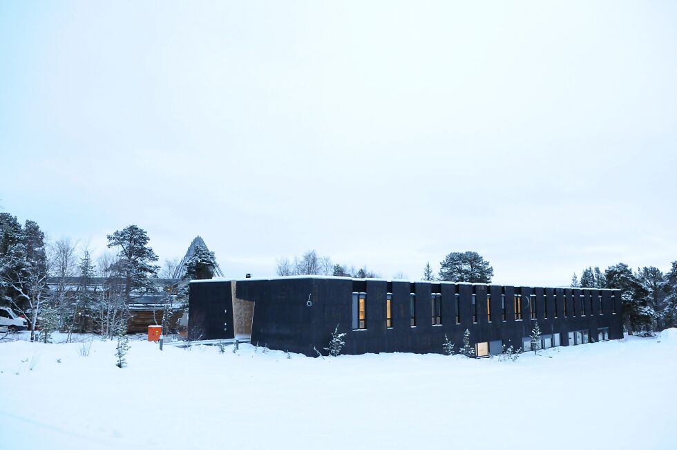 Bygget er plassert diskret i landskapet på vestsiden av hovedbygget.
 Foto: Stein T Svala