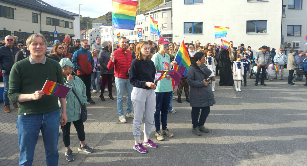 Pride-toget har gått gjennom Storgata og ankommer torget i Honningsvåg.
 Foto: Geir Johansen