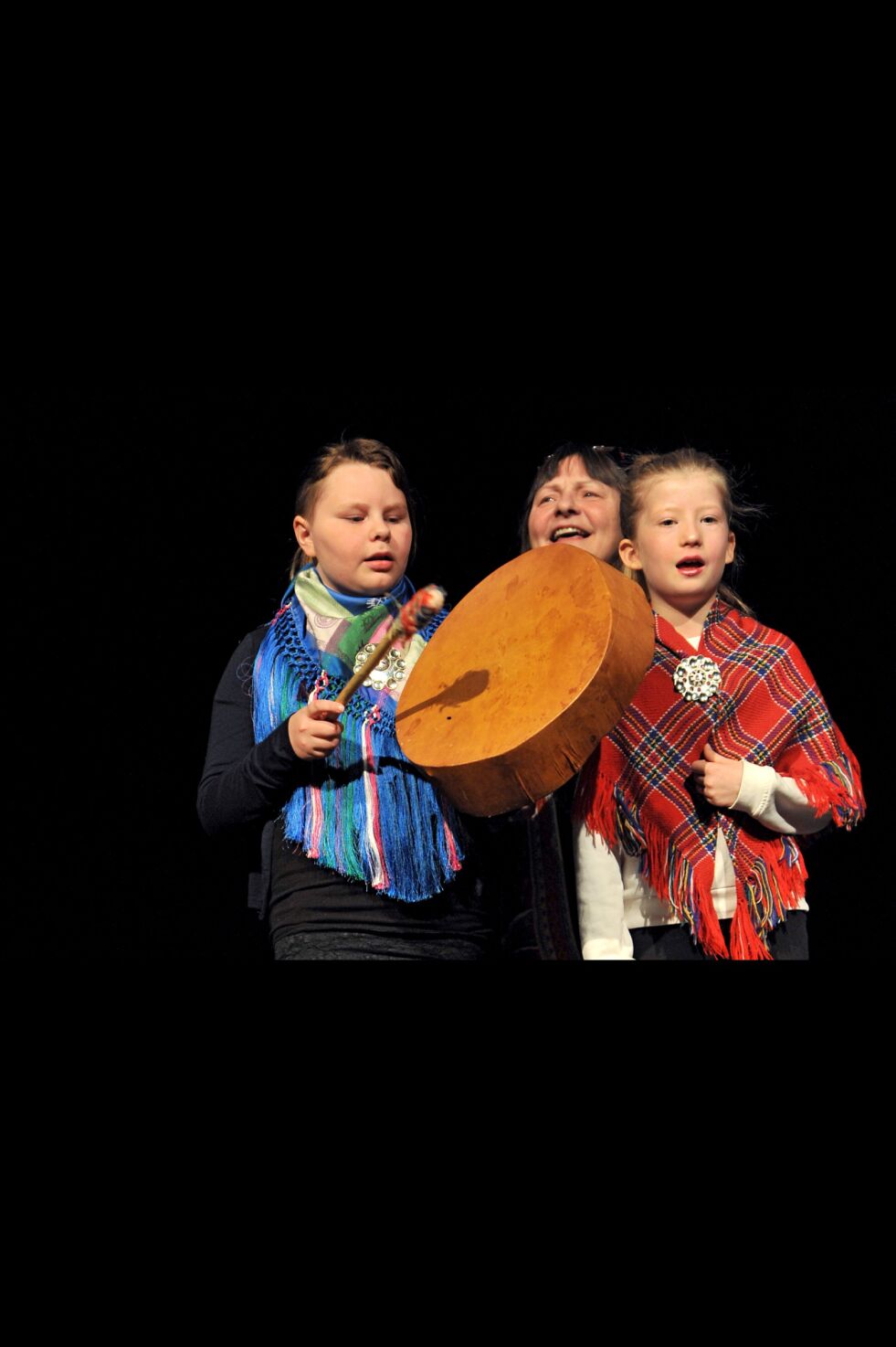 Liljá Mareli Gaup Ballovara (til venstre) og Káre Emilie Porsanger-Kokko, joiket på kulturskolens desemberforestilling i Tana. Bak ser vi lærer Anne Lise Varsi.
 Foto: Erik Brenli