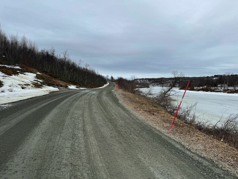 Slik så det ut ved Ferdesbekken på Bjørknesveien i Neiden, etter at kommunens folk hadde høvla veien.
 Foto: Stein Tore Sivertsen