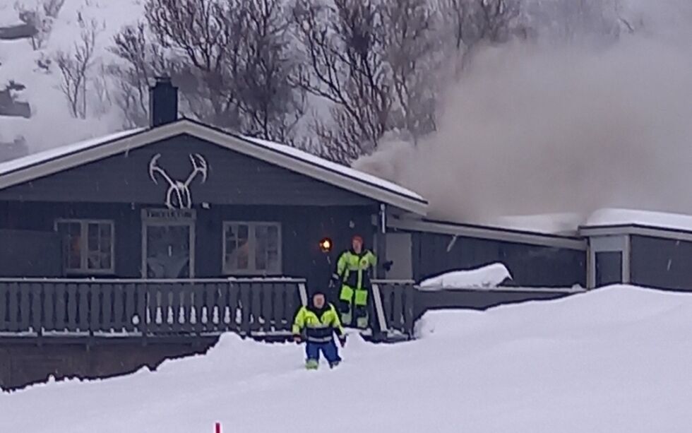 Politiet opplyser på X at det er åpne flammer fra hytta og et tilbygg.
 Foto: Privat