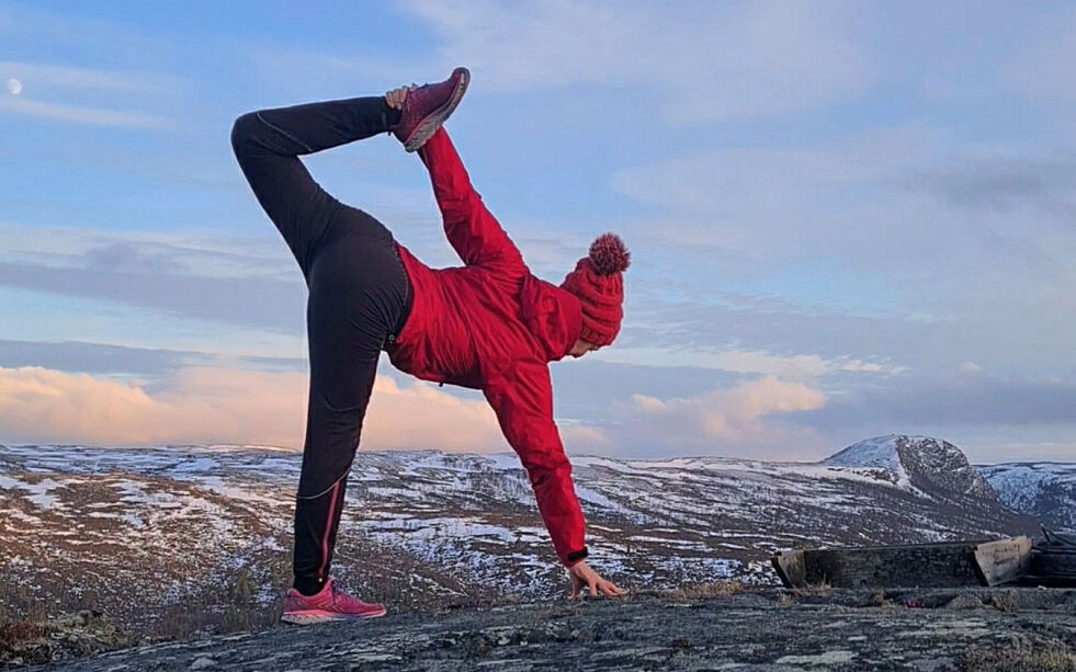 Ingunn Lyngstad, som har undervist yoga i Alta siden 2011, beskriver sin undervisning som både pedagogisk og lekfull. Hun forklarer at hun ønsker at deltakerne skal føle seg trygge nok til å leke med bevegelsene, utfordre seg selv, og ikke minst, ha det gøy.
 Foto: Privat