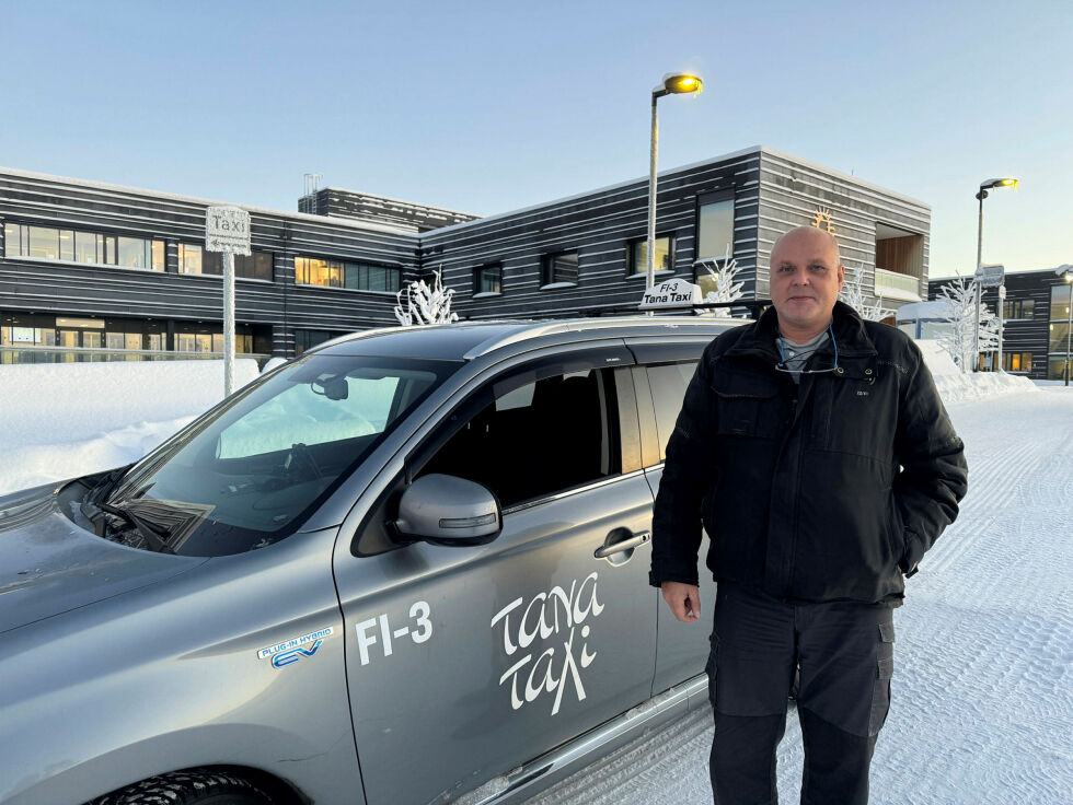 Drosjesjåfør Lars Markussen blir heller fisker igjen om han må kjøre elbil i Finnmark vinterstid.
 Foto: Birgitte Wisur Olsen