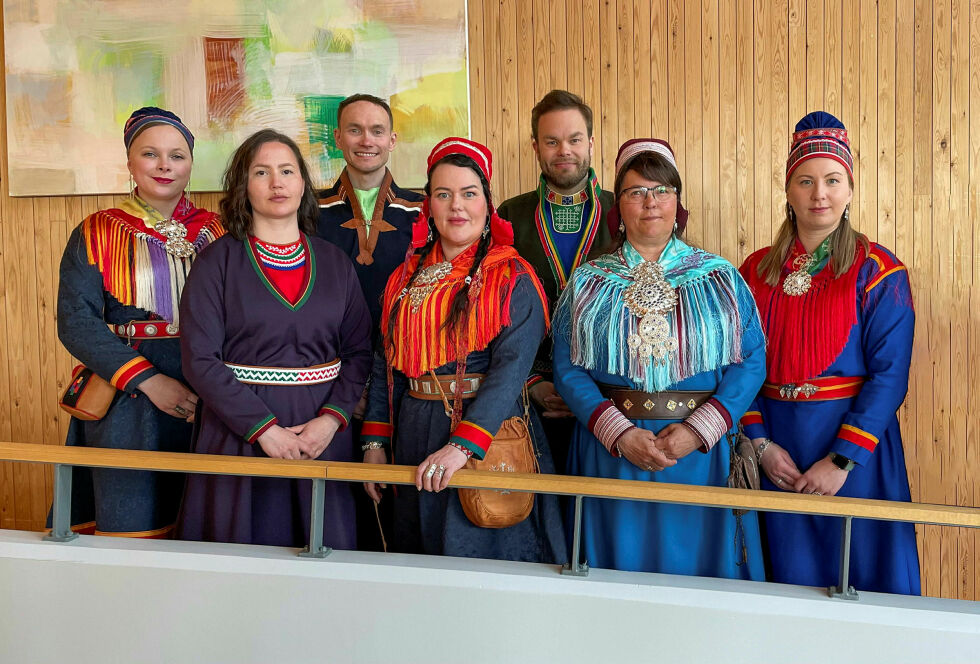 Sametingsrådet og politiske rådgivere: Sandra Márjá West, Maja Kristine Jåma, Runar Myrnes Balto, Silje Karine Muotka, Mikkel Eskil Mikkelsen, Berit Marie P. E. Eira og Anne Henriette Nilut. Etter at dette bildet ble knipset, har også Nils Ante Eia blitt ansatt som politisk rådgiver.
 Foto: Máret Inger A. Anti, Sametinge