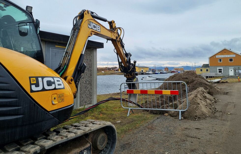 Gravearbeidet i forbindelse med den nye høyspentkabelen vil etter planen pågå til slutten av oktober.
 Foto: Torbjørn Ittelin