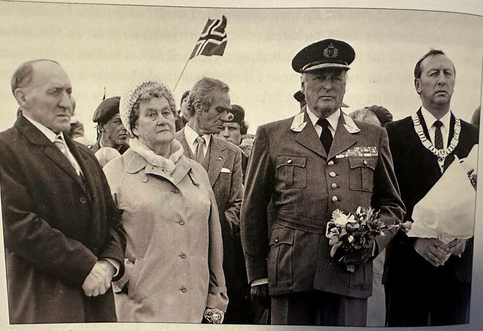 Hjalmar Halvorsen kalles med rette «Vardøtunnelens far». Her ser vi ham til venstre for kona Gerda, kong Olav og ordfører Tor A. Kofoed under åpninga av tunnelen 18. august 1983.
 Foto: Finnnmarkens fotoarkiv- henta