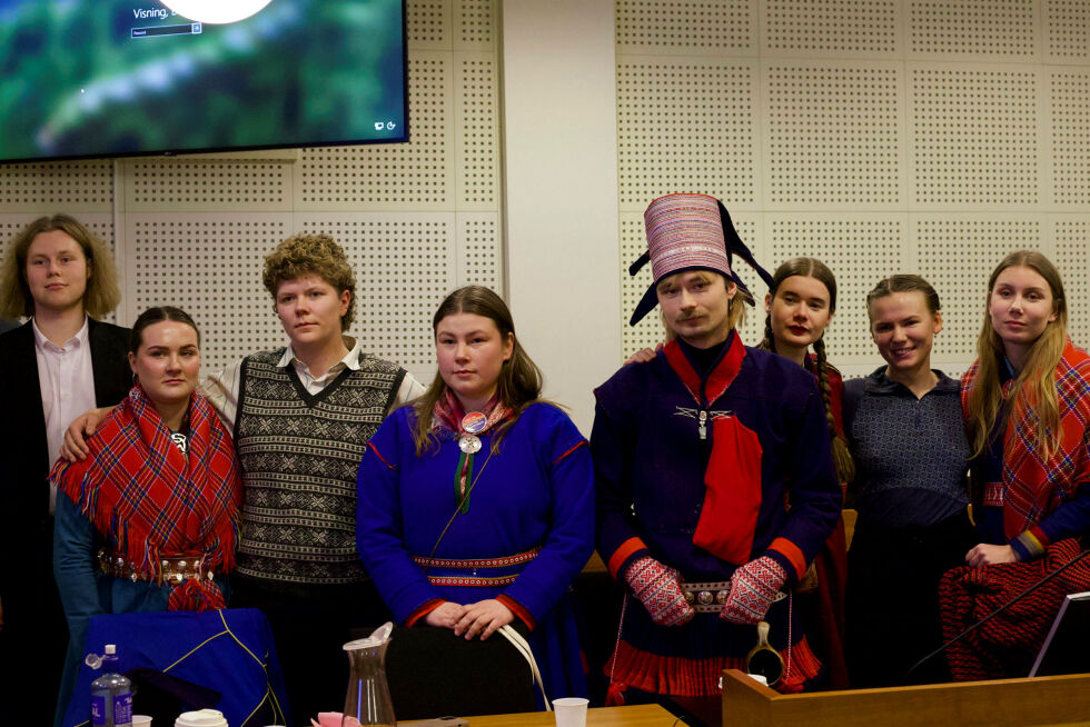 På tiltalebenken, fra venstre: Elle Ravdna Näkkäläjärvi, Mihkkal R. Hætta, Ida H. Benonisen, Gina Gylver og Ella Marie Hætta Isaksen.
 Foto: Siri J. Aule Lundgreen