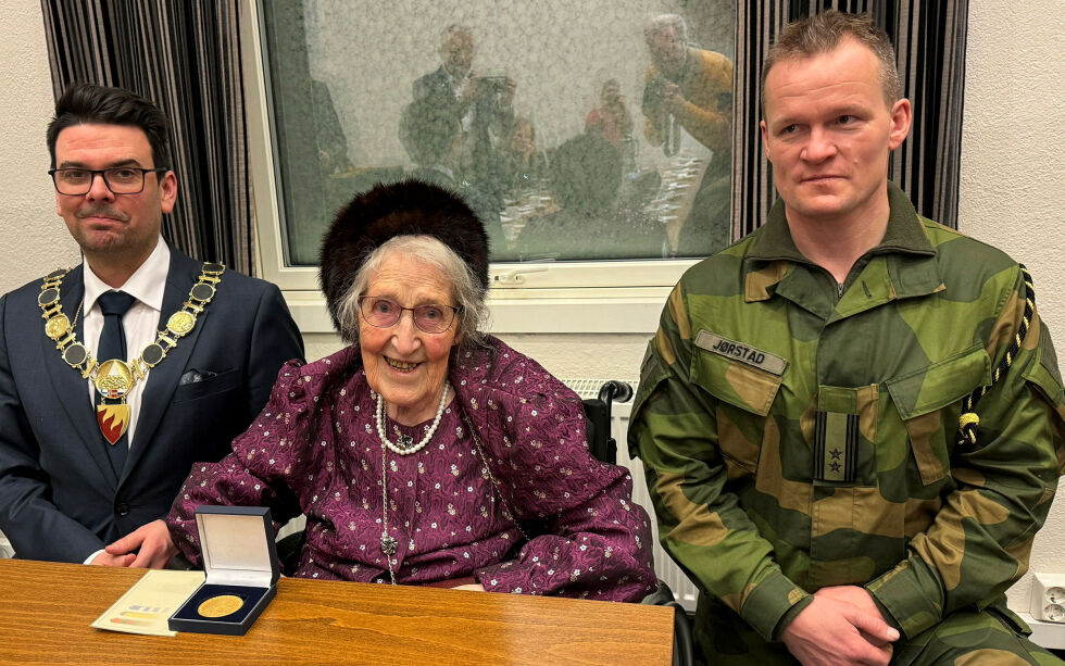 Ordfører Magnus Mæland, Agnes Ryeng Ackermann, som fikk regjeringens minnemedalje fra andre verdenskrig, og oberstløytnant Audun Jørstad.
 Foto: Birgitte Wisur Olsen